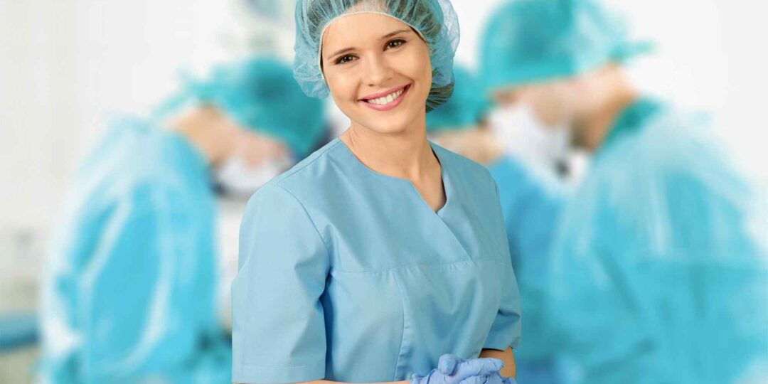 Mujer sonriendo con vestimenta de cirugía