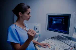 medico analizando ultrasonido