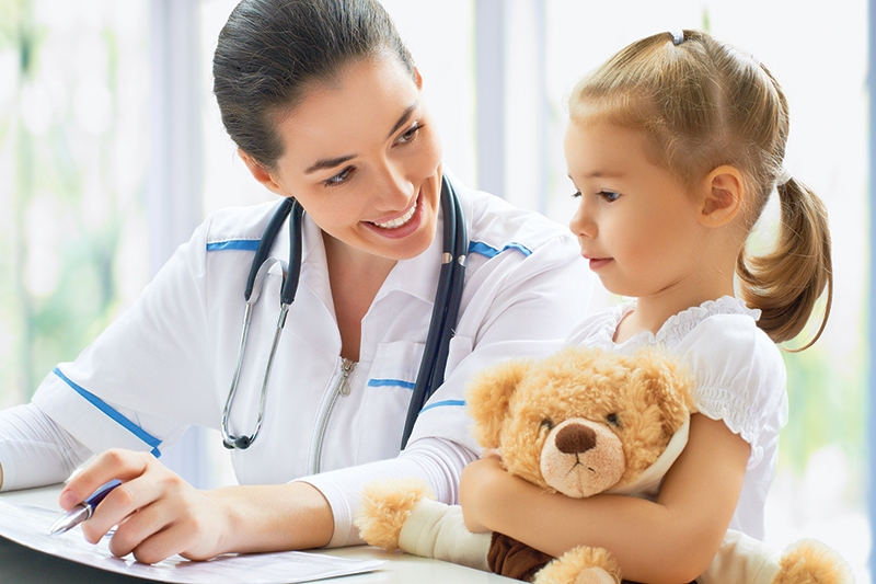 doctora sonriendo con una niña