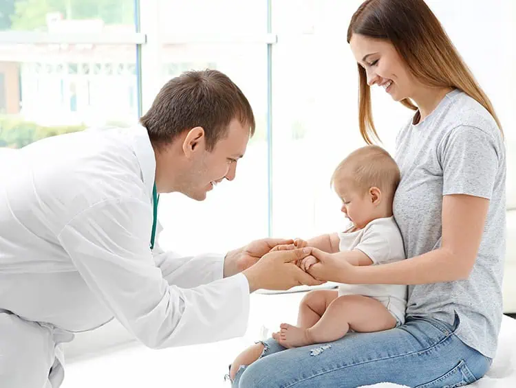 doctor con un niño y su mamá