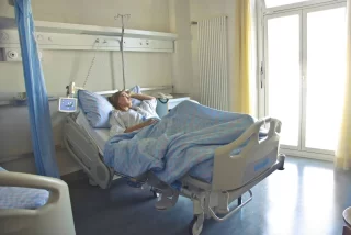 cama de hospital con paciente