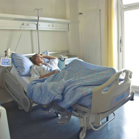 cama de hospital con paciente